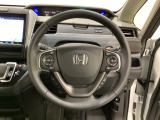 ハンドルにHondaセンシング系のクルーズコントロールやレーンキープアシストなどのスイッチと、オーディオの操作スイッチが装備されています。ハンドルから手を離さず安全に操作できます。
