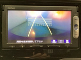 バックでの車庫入れも安心です! リアカメラが付いているバックモニター付のナビを装備しております。操作線もついており距離感も画面から確認できます。