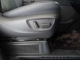 パワーシート搭載。微妙な調整が手軽にでき、ピッタリのポジションで運転することが可能です。