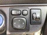 電動格納式ドアミラー付き。 狭い駐車場へ停めた時に、ボタン1つで左右のミラーをたたむ事ができます。