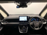 シンプルながら機能性あふれる運転席廻りです。視界性もよく、運転しやすいですよ。