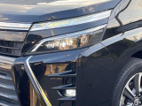 【LEDヘッドライト】悪天候や夜間走行時も良好な視界を確保し安心して運転できる高輝度LEDヘッドライトを装備!点灯速度が早く、消費電力も抑えられています。