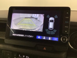 リバースギアに入れるだけで後方の表示へ切り替わります。夜間や雨の日の駐車も楽になりますよ。