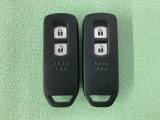 スマートキーを装備しています。鍵を差し込むことなくドアロックの開け閉めと、スタートボタン操作でのエンジンスタートができます。スペアキーも同じものを用意しております。