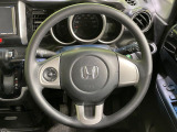 インテリアに合わせたデザインのステアリングは、運転される方のことも考え、運転しやすい形状、大きさです。是非一度、実際に触ってお確かめください。