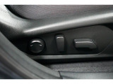 電動シートを装備。お客様に安全に運転頂けるよう座席の位置、座面の上げ下げやリクライニングの加減も細やかな設定を可能にしました。