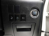 オートマチックハイビームとは、先行車や対向車のライトを認識し、ハイビームとロービームを自動で切り替える機能です。夜道の視界を確保します。詳細は販売店スタッフまでおたずねください。