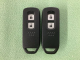 スマートキーを装備しています。鍵を差し込むことなくドアロックの開け閉めと、スタートボタン操作でのエンジンスタートができます。スペアキーも同じものを用意しております。