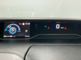 視認性の良いメーターパネルデザインです。ディスプレイに各種情報、設定画面が見やすく表示されます。