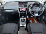 運転席廻りの画像です。操作スイッチ類もキレイな状態です。専門のスタッフが内外装を清掃・きめ細かい箇所までクリーニングしています