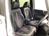 運転席、助手席☆ともにゆとりのある空間となっております♪