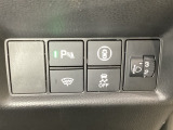 ハンドルの右側にはヘットライトリベライザーとHondaセンシング用のメインスイッチがついています。ヘッドライトリベライザーは道路状況や積荷の加重に応じてライトの高さを調節できます。