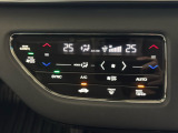 温度設定のみセットして頂ければ、車外気温に合わせて車内の温度を快適に保ってくれるオートエアコン機能付き!