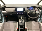 車内は光触媒抗菌消臭施工済です。インパネ周りはスタイリッシュなデザインです。グローブボックスやカップホルダーのほかにトレーなどたくさんの収納スペースが付いています。