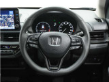 【特別仕様車 BLACK STYLE】本革巻ステアリングホイール(ブラックステッチ)。ピアノブラック調ステアリングガーニッシュ。ステアリングは運転中、常に触れる部分。しっとりとした上質な触れ心地です。