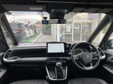 【運転席・インパネまわり】ハンドル・シート・フロアーなど隅々までプロによるクリーニング済み☆彡キレイな車内でドライブが一層快適にお楽しみいただけます!!