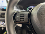 運転中もハンドルでの操作が可能です。特に高速道路等の目が離せない運転時には、便利さだけでなく、安全性も兼ね備えております。