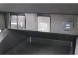 USBオーディオ用ソケットがついていますので携帯電話などを接続すれば音楽等の再生が可能です!充電用ソケットもございます!