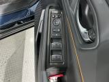 狭い駐車場で便利な電動格納ドアミラーが付いています。