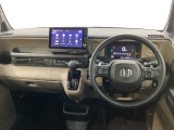 車内は光触媒抗菌消臭施工済です。インパネ周りはスタイリッシュなデザインです。グローブボックスやカップホルダーのほかにトレーなどたくさんの収納スペースが付いています。