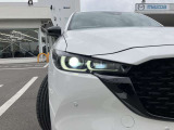 【アダプティブ・LED・ヘッドライト】 ハイ/ロー/ワイドの3種類のLEDライトを常に最適な配光に自動制御します。対向車や歩行者には照射せず、必要な部分にだけ光を当てます。