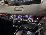 エアコンの操作ボタンは運転席、助手席どちらからでもアクセスしやすく、独立も可能になっております。