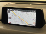 【8インチマツダコネクト】車内の雰囲気にマッチした大型のディスプレイ。スマホ接続でのナビ使用やBluetooth再生等、様々な機能が楽しめます。直感的なダイヤル操作が可能で、使い勝手も良好です。