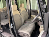 乗降がしやすい運転席。高さが調節できて小柄な方でも運転しやすいポジションをとることができます。