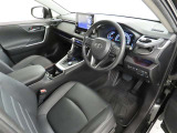 シンプルで使いやすいデザインの運転席です。