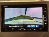 リバースギアに入れるだけで後方の表示へ切り替わります。夜間や雨の日の駐車も楽になりますよ。