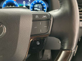 前方の車との車間を設定し、スピードを上げたり緩めたりを自動で行ってくれる追尾式の「レーダークルーズ」。上級装備の一つです!高級車にしかつかない嬉しい機能です。