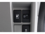 普通充電は6kWの高い出力で行うため、満充電まで約4.5時間という早さです。また、普通充電はフタを直接押し、急速充電は車内のボタンを操作して開け、あとは充電コネクターを差すだけで充電開始します。
