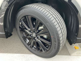 225/55R19のCX-5専用のアルミホイール。デザインもさる事ながら、重量軽減と立体感を与えられた贅沢なアルミホイールです!