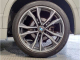 【BMWアロイホイル】軽量かつ強度に拘ったアロイホイル。走行性能ポテンシャルを引き出す設計。車の足元を引き締めてくれる大きなポイントはアロイホイルです。
