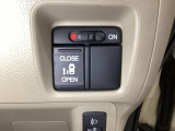 左側電動スライドドアは運転席からでも操作ができるように、ハンドル付近に開閉の操作スイッチが付いています。