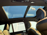 ◆サンルーフ/UVカット仕様の電動パノラマガラスサンルーフ。澄みきった青空を車内に取り入れ、爽快感あふれる毎日に