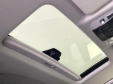 【サンルーフ】開放感たっぷりの希少装備、サンルーフが装着されています!車内に明かりを取り入れたり景色を楽しむ以外にも、車内の空気も簡単に換気できて快適です!
