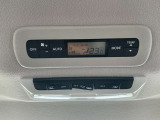 後席も車内の温度管理がワンタッチで簡単に出来るのがオートエアコンです。これでいつでも快適ドライブが出来ます!
