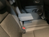 アームレストも付いて長距離でも快適に過ごせる後席です。