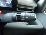 オートライト機能が装備されており暗い場所に入ると車両が検知しライトのON・OFFを自動的に切り替えてくれますので非常に便利な装備です♪