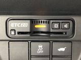 ハンドルの右下にETC2.0がついています。高速道路の料金所の通過も楽々です。 カードの取り出しもしやすい場所についています。その下には車内で操作のできる、電動テールゲートのスイッチもついています。