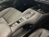ワンアクションでスムーズな運転を支援する、エレクトリックギアセレクターに、パーキングブレーキは、電子制御パーキングブレーキです。