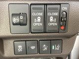 両側電動スライドドアは運転席から操作ができるよう、操作スイッチが付いています。Hondaセンシング用のVSA(ABS+TCS+横滑り抑制)解除と路外逸脱抑制機能などのスイッチがあります。