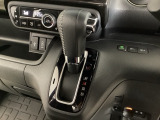 CVT車のセレクトレバーです。低速から高速まで、変速ショックのないスムーズな走りを実現するとともに、エンジン効率のよい領域を維持することで燃費にも貢献します。