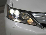 消費電力の少ないLEDヘッドランプを採用。豊かな光質と、自然光に近い光質で、夜間のドライブの安全をサポートします。