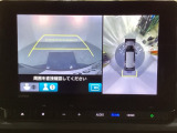 マルチビューカメラシステム搭載車です。お車の周囲を全方位でカバーします。後方・前方・両脇と、コンディションが悪い視界でもカラーモニターに映し出した映像がドライバーをサポートします。