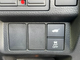 運転席右側に電動リアゲートのスイッチと横滑り防止【VSA】のスイッチがついています。