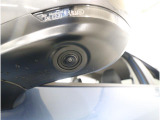 ■助手席側ドアミラーにはサイドビューカメラを装備。ドライバーの死角となりやすい車体左下側がきちんと確認できるので、幅寄せや狭い道でのすれ違いなどに効果を発揮します。