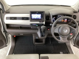 【前方視界】開放的な前方視界!運転がしやすく疲れにくいです♪窓が大きく、見通しがとっても良いおクルマですよ♪