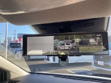 車両後方のカメラ映像をミラーに映し出して、いつでもクリアーな後方視界を確保できる『インテリジェントルームミラー』が装備されています。通常ミラーにも簡単に切り替えが出来ます。♪